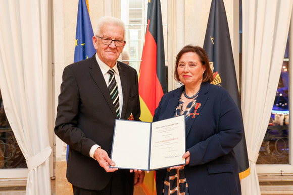 Tag des Ehrenamtes Kretschmann würdigt besonderes ehrenamtliches Engagement Ministerpräsident Winfried Kretschmann (links) und Tanja Menz (rechts)