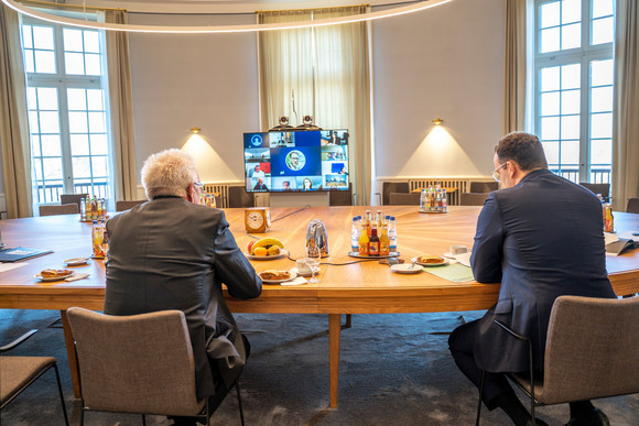 Kabinett Kabinettssitzung mit Bundesgesundheitsminister Jens Spahn Ministerpräsident Winfried Kretschmann (l.) und Bundesgesundheitsminister Jens Spahn (r.) (Bild: Staatsministerium Baden-Württemberg)