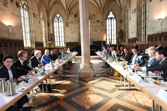 Landesregierung Auswärtige Kabinettssitzung im Kloster Bebenhausen Auswärtige Kabinettssitzung im Sommerrefektorium des Klosters Bebenhausen.