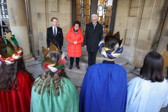 Aktion Dreikönigssingen Kretschmann empfängt Sternsingergruppen Ministerpräsident Winfried Kretschmann, seine Ehefrau Gerlinde und Staatsminister Dr. Florian Stegmann empfangen die Sternsingerinnen und Sternsinger vor dem Eingang der Villa Reitzenstein.