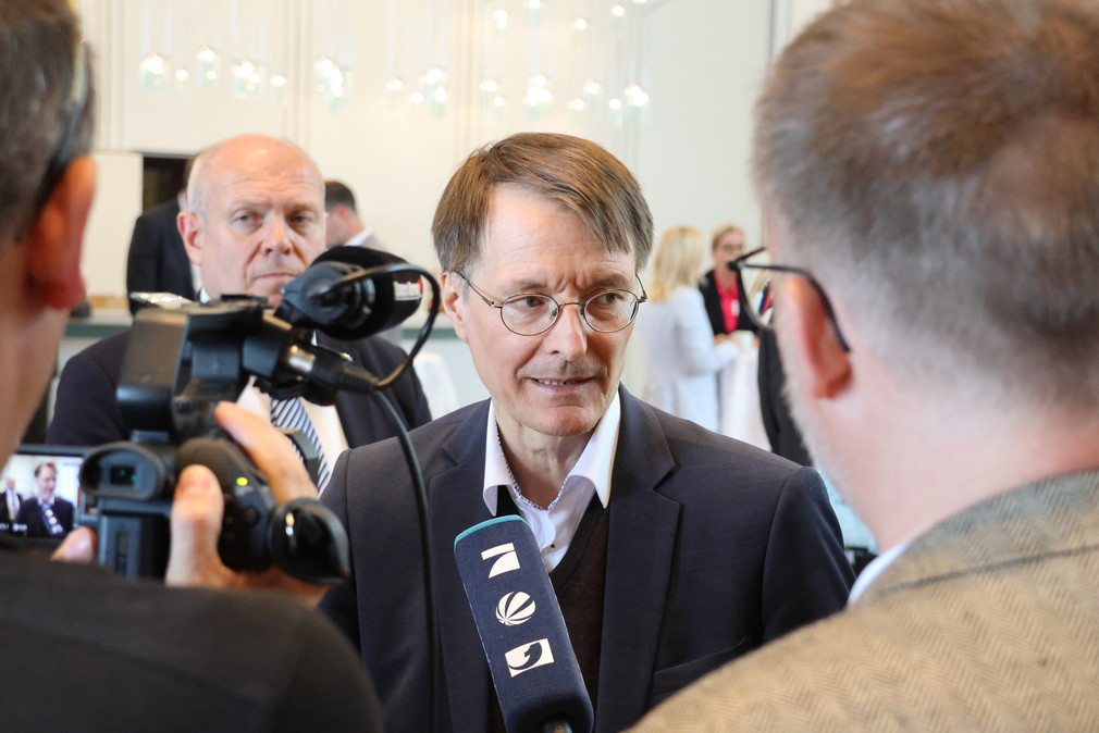 Bundesgesundheitsminister Karl Lauterbach beantwortet Pressefragen vor mehreren Kamerateams