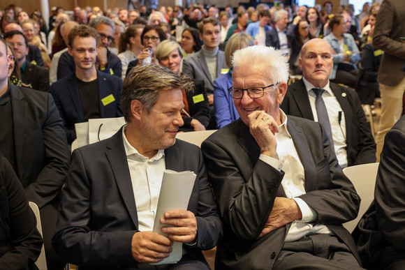 Zusammenhalt in der Transformation Tagung „Gemeinsam handeln“ Dr. Robert Habeck (links), Vizekanzler und Bundesminister für Wirtschaft und Klimaschutz, im Gespräch mit Ministerpräsident Winfried Kretschmann (rechts)