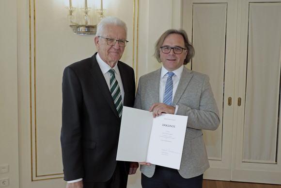 Verwaltung Neuer Freiburger Regierungspräsident Ministerpräsident Winfried Kretschmann (links) und der neue Regierungspräsident des Regierungsbezirks Freiburg, Carsten Gabbert (rechts)