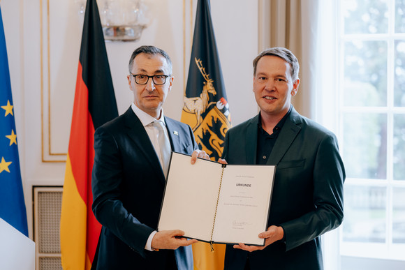 Ministerpräsident Cem Özdemir (links) und Oliver Hildenbrand (rechts), Minister für Soziales, Arbeit und Gesundheit