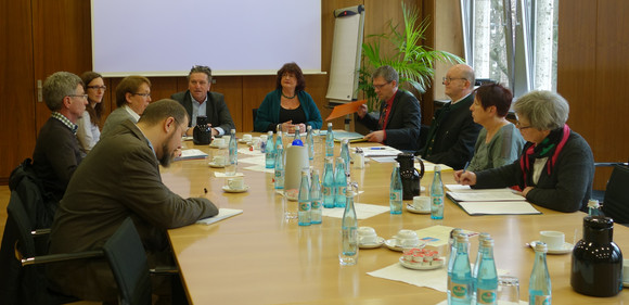 Sozial- und Integrationsminister Manne Lucha und Staatssekretärin Bärbl Mielich im Gespräch mit Irmgard Glockenstein (Vorsitzende Landespflegerat und Vorsitzende Bundesverband Management BW) sowie Andrea Kiefer (Vorsitzende DBfK Südwest), Edith Heyde (stellv. Vorsitzende Landespflegerat und Bundesverband Kinderkrankenpflege Deutschland) und Ernst Olbricht (stellv. Vorsitzender Landespflegerat und Vorsitzender Landesgruppe BW Kath. Pflegeverband)