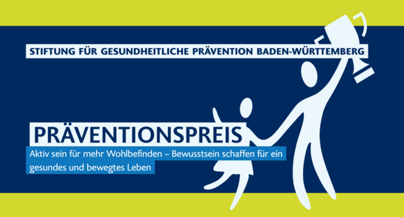 Zwei Figuren, eine davon hält einen Pokal hoch. Daneben der Schriftzug: Präventionspreis, Aktiv sein für mehr Wohlbefinden – Bewusstsein schaffen für ein gesundes und bewegtes Leben.