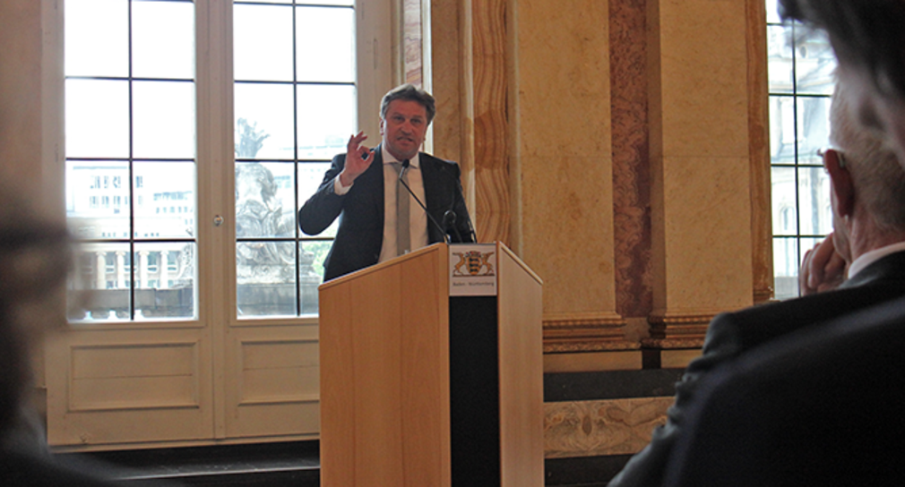 Sozial- und Integrationsminister Manne Lucha spricht an Redepult im Marmorsaal im Neuen Schloss in Stuttgart