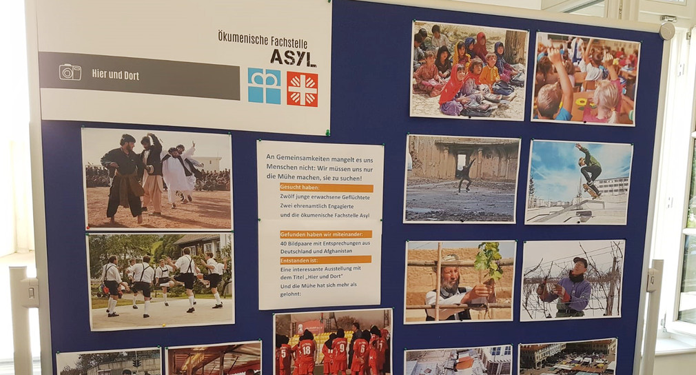 Stellwand der Ökumenischen Fachstelle Asyl in Ludwigsburg mit Bildern von Menschen aus Deutschland und Afghanistan