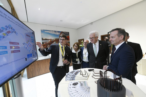 Transformation Treffen des Strategiedialogs Automobilwirtschaft in Brüssel Rundgang durch die Ausstellung