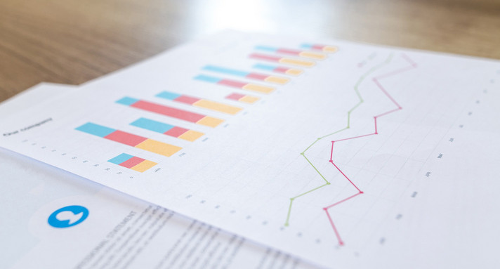 Unterlagen mit Diagrammen und Kurven