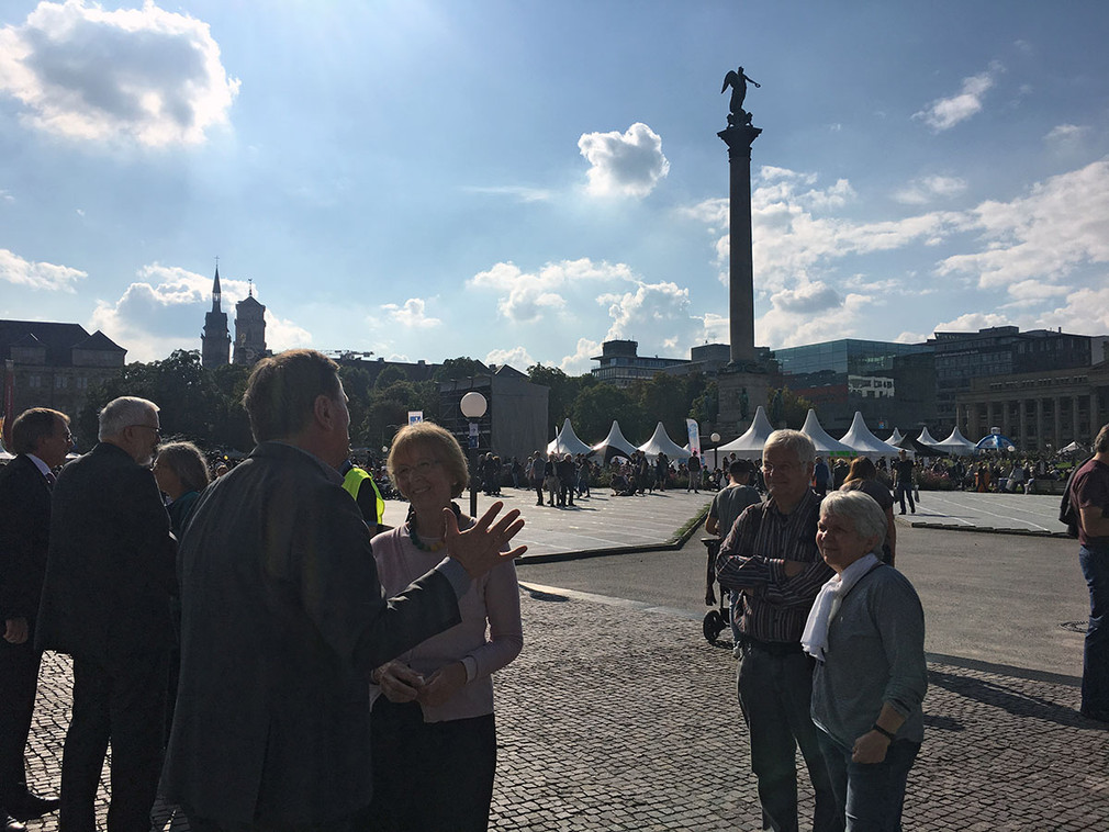 Sozial- und Integrationsminister Manne Lucha spricht mit Bürgern auf dem Stuttgarter Schlossplatz
