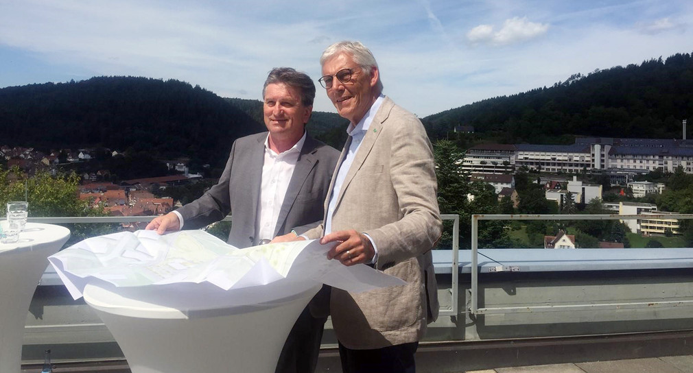 Minister Manne Lucha und Calwer Landrat Helmut Riegger stehen auf einer Terrasse