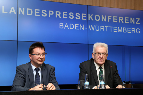 Pressekonferenz Neuer Antisemitismusbeauftragter Ministerpräsident Winfried Kretschmann (r.) und Dr. Michael Blume (l.)