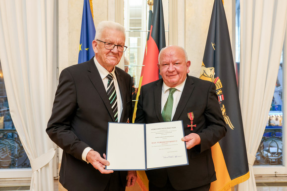 Tag des Ehrenamtes Kretschmann würdigt besonderes ehrenamtliches Engagement Ministerpräsident Winfried Kretschmann (links) und Gerold Heinzelmann (rechts)