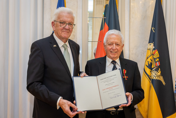 Ministerpräsident Winfried Kretschmann (links) und Helmut Schmid (rechts)