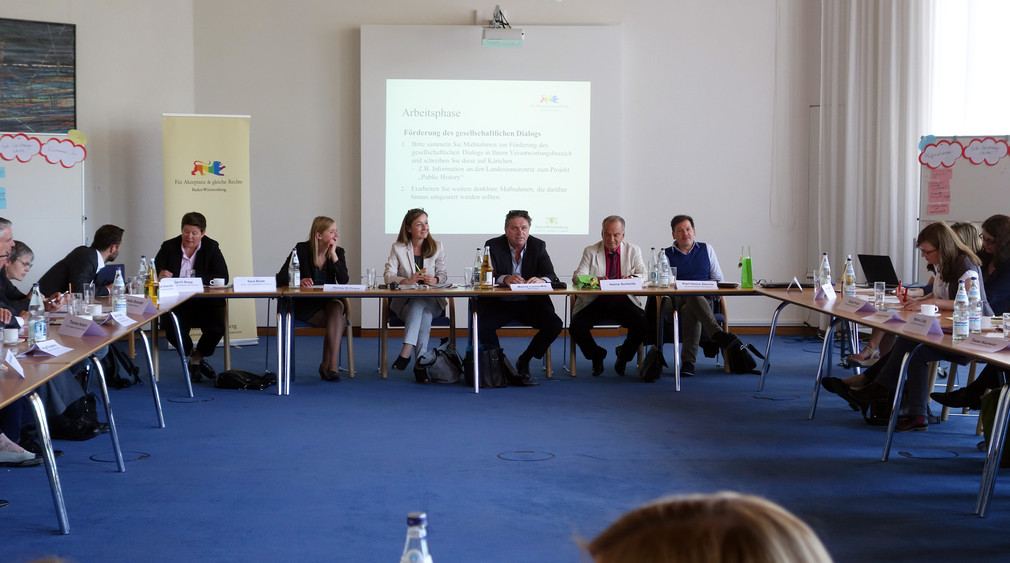 Die Teilnehmenden der Beiratssitzung "Für Akzeptanz & gleiche Rechte Baden-Württemberg" besprechen die Ergebnisse der vier Arbeitsgrupppen