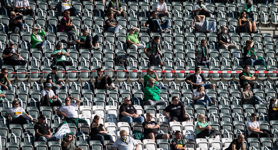 Fans im Stadion mit Hygieneabstand