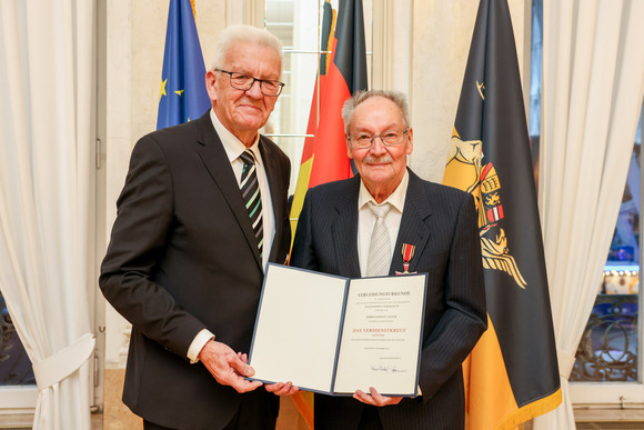 Tag des Ehrenamtes Kretschmann würdigt besonderes ehrenamtliches Engagement Ministerpräsident Winfried Kretschmann (links) und Gernot Laufer (rechts)