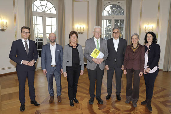 Bürokratieabbau Normenkontrollrat übergibt Tätigkeitsbericht 2023/2024 Ministerpräsident Winfried Kretschmann (Mitte) mit den Mitgliedern des Normenkontrollrats Baden-Württemberg