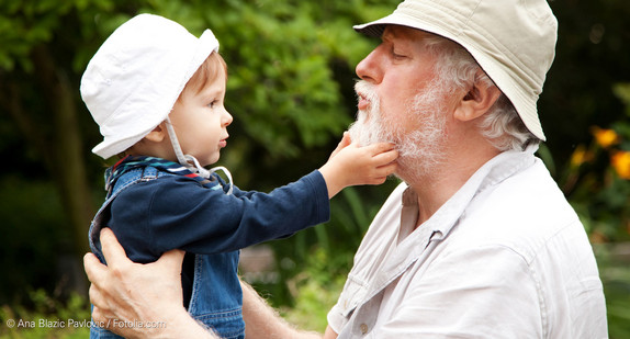 Kleinkind zieht älteren Mann am Bart
