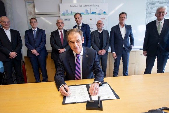 Luftreinhaltung Bündnis für Luftreinhaltung unterzeichnet Dr. Volkmar Denner, Vorsitzender der Geschäftsführung der Robert Bosch GmbH, unterschreibt das Bündnis für Luftreinhaltung (Bild: Staatsministerium Baden-Württemberg)
