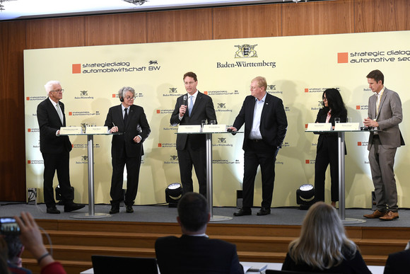 Transformation Treffen des Strategiedialogs Automobilwirtschaft in Brüssel von links nach rechts: Ministerpräsident Winfried Kretschmann, Thierry Breton, EU-Kommissar für Binnenmarkt und Dienstleistungen, Ola Källenius, Vorstandsvorsitzender der Mercedes-Benz Group AG, Dr. Stefan Hartung, Vorsitzender der Geschäftsführung der Robert Bosch GmbH, Barbara Frenkel, Mitglied des Vorstands der Dr. Ing h.c. F. Porsche AG, und Regierungssprecher Matthias Gauger bei der Pressekonferenz