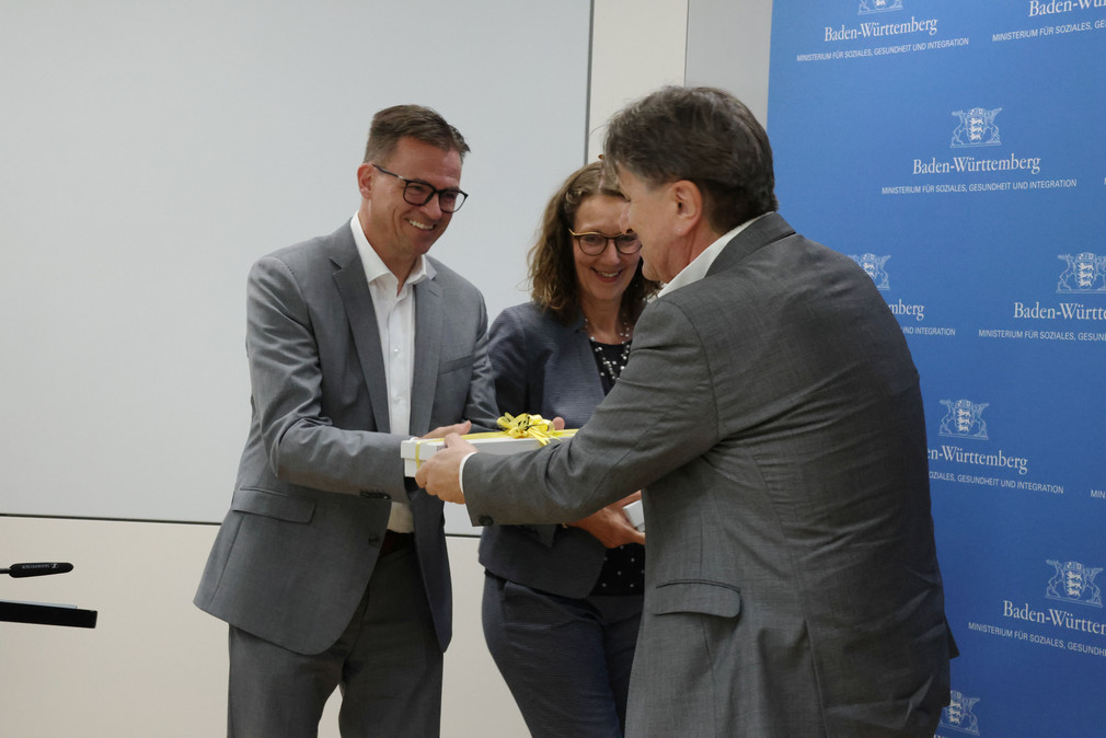 Minister Manne Lucha übergibt Dr. Joachim Bläse (Landrat Ostalbkreis) die ersten Ehrenamtskarten.
