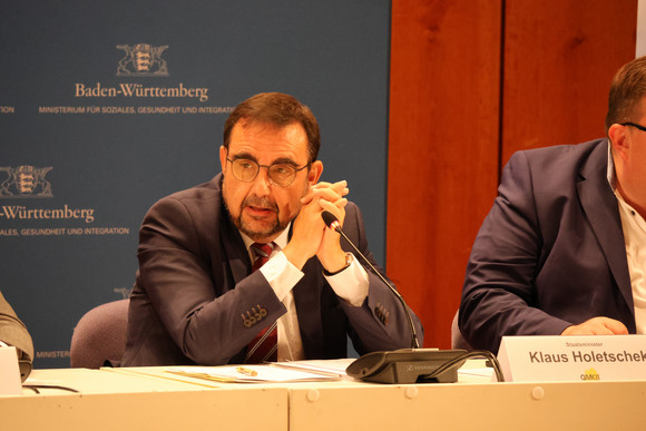 Staatsminister Klaus Holetschek (Bayern) spricht bei Pressekonferenz der GMK 2023.