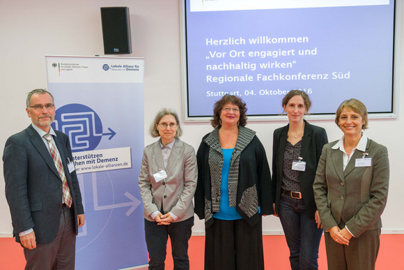 Gruppenfoto mit Dr. Andreas Marg (Ministerium für Soziales und Integration BW), Petra Weritz-Hanf (Bundesministerium für Familie, Senioren, Frauen und Jugend), Staatssekretärin Bärbl Mielich, Daniela Poppe (Koordinatorin Demenz & Pflege PRO INKLUSIO, Hessen) und Christine Leike (Bayerisches Staatsministerium für Gesundheit und Pflege) am 4.10.2016 in Stuttgart