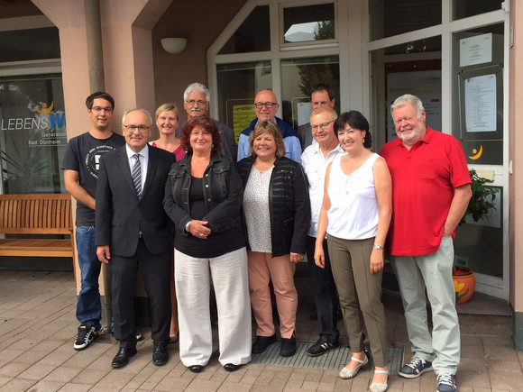 Gruppenfoto mit Staatssekretärin Bärbl Mielich, Vertretern der Gemeinde Bad Dürrheim und des Mehrgenerationenhauses „Generationentreff LebensWERT“sowie Ehrenamtlichen