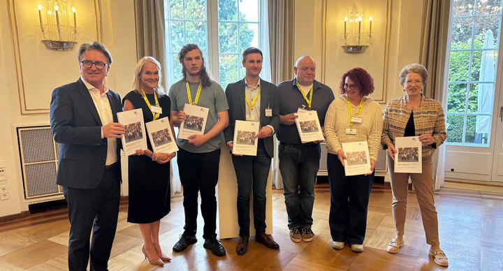 Gruppenfoto: Sprecherinnen und Sprecher des Bürgerforums zum Landesnichtraucherschutzgesetz, Gesundheitsminister Manne Lucha und Staatsrätin für Zivilgesellschaft und Bürgerbeteiligung Barbara Bosch