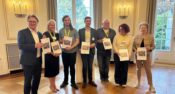 Gruppenfoto: Sprecherinnen und Sprecher des Bürgerforums zum Landesnichtraucherschutzgesetz, Gesundheitsminister Manne Lucha und Staatsrätin für Zivilgesellschaft und Bürgerbeteiligung Barbara Bosch
