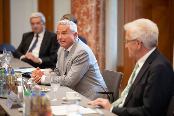 Inneres Gespräch mit Einsatzkräften bei Ausschreitungen in Stuttgart Ministerpräsident Winfried Kretschmann und Innenminister Thomas Strobl im Gespräch mit den Einsatzkräften am vergangenen Wochenende in Stuttgart (Bild: Staatsministerium Baden-Württemberg)