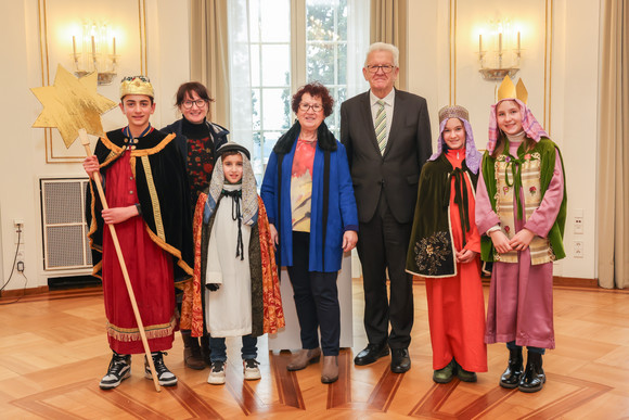 Aktion Dreikönigssingen Kretschmann empfängt Sternsingergruppen Ministerpräsident Winfried Kretschmann und seine Ehefrau Gerlinde mit der Sternsingergruppe der Seelsorgeeinheit Markgräflerland, Erzdiözese Freiburg.