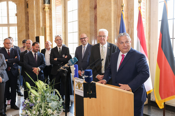 UEFA EURO 2024 Empfang anlässlich des Spiels Deutschland gegen Ungarn Ungarns Ministerpräsident Viktor Orbán (rechts) bei seiner Ansprache