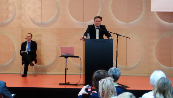 Fachtagung „Kommunale Alkohol-prävention: Junge Menschen im öffentlichen Raum“ Minister Manne Lucha spricht an Redepult