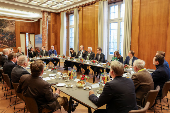 Internationales Kretschmann trifft AmCham Germany Konferenz mit Ministerpräsident Winfried Kretschmann, Staatsminister Dr. Florian Stegmann und der American Chamber of Commerce in Germany