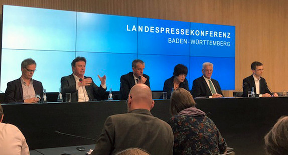 Regierungspressekonferenz in Stuttgart. Teilnehmenden auf dem Podium: Regierungssprecher Rudi Hoogvliet, Integrationsminister Manne Lucha, Oberbürgermeister Christof Bolay, Staatsrätin Gisela Erler, Ministerpräsident Winfried Kretschmann