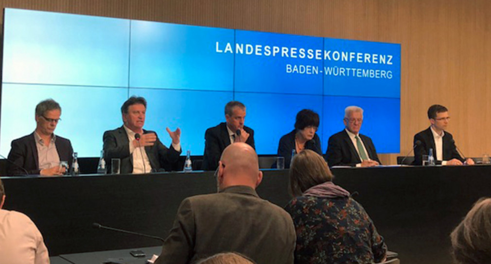 Regierungspressekonferenz in Stuttgart. Teilnehmenden auf dem Podium: Regierungssprecher Rudi Hoogvliet, Integrationsminister Manne Lucha, Oberbürgermeister Christof Bolay, Staatsrätin Gisela Erler, Ministerpräsident Winfried Kretschmann