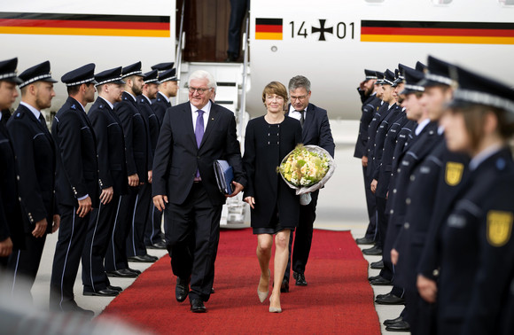 ANTRITTSBESUCH Bundespräsident Steinmeier in Baden-Württemberg Begrüßung am Flughafen: Bundespräsident Frank-Walter Steinmeier (l.) und seine Frau Elke Büdenbender (r.)