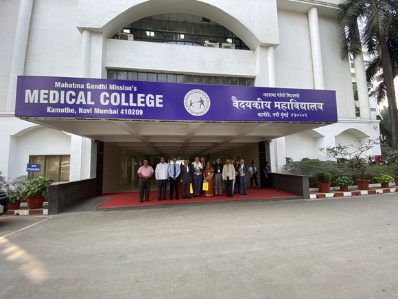 Gruppenfoto: Minister Manne Lucha und Verantwortliche des MGM New Bombay College of Nursing in Navi Mumbai vor dessen Eingang.