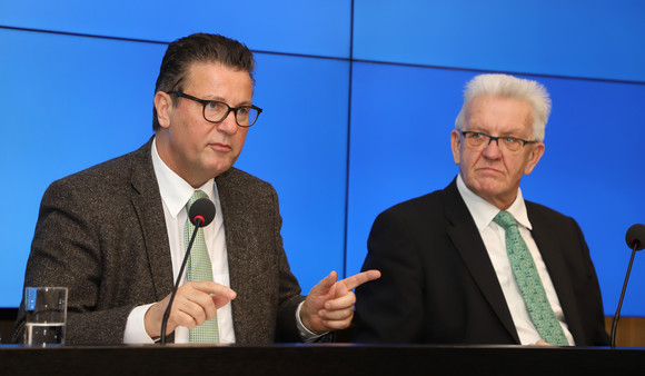 PRESSEKONFERENZ Entwicklung der Luftqualität und Förderung von Bio-Musterregionen Ministerpräsident Winfried Kretschmann (r.) und Landwirtschaftsminister Peter Hauk (l.) (Bild: © Staatsministerium Baden-Württemberg)