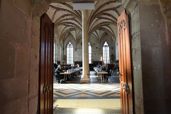 Landesregierung Auswärtige Kabinettssitzung im Kloster Bebenhausen Auswärtige Kabinettssitzung im Sommerrefektorium des Klosters Bebenhausen