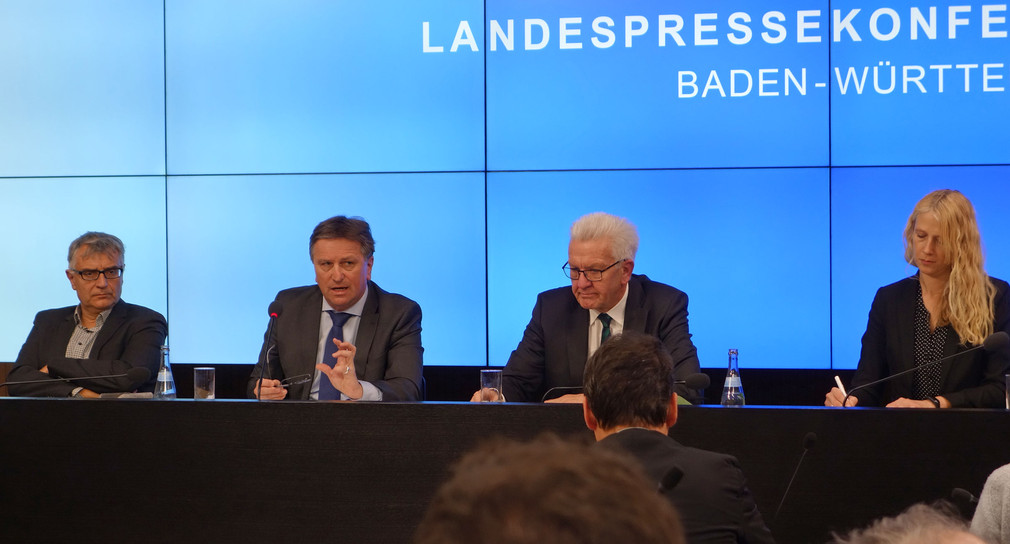 Sozial- und Integrationsminister Manne Lucha und Ministerpräsident Winfried Kretschmann beantworten Fragen von Journalisten auf der Regierungspressekonferenz in Stuttgart