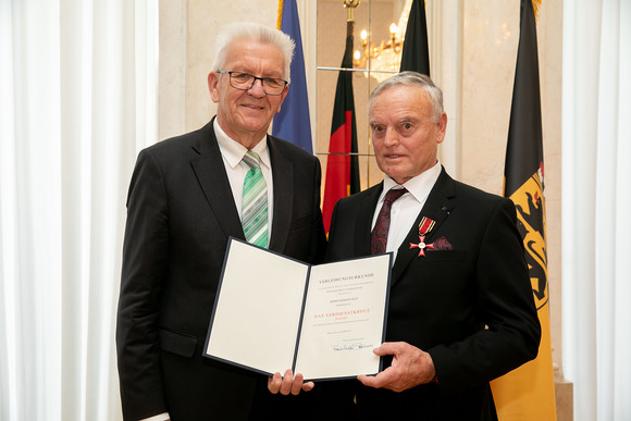 Auszeichnung Kretschmann würdigt besonderes ehrenamtliches Engagement Ministerpräsident Winfried Kretschmann (l.) und Herbert Keil (r.) (Bild: Staatsministerium Baden-Württemberg)