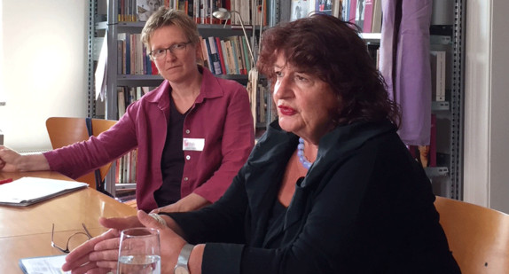 Staatssekretärin Bärbl Mielich beim gemeinsamen Gespräch mit Verantwortlichen des Bildungszentrums und Archivs zur Frauengeschichte (baf) e. V. in Tübingen