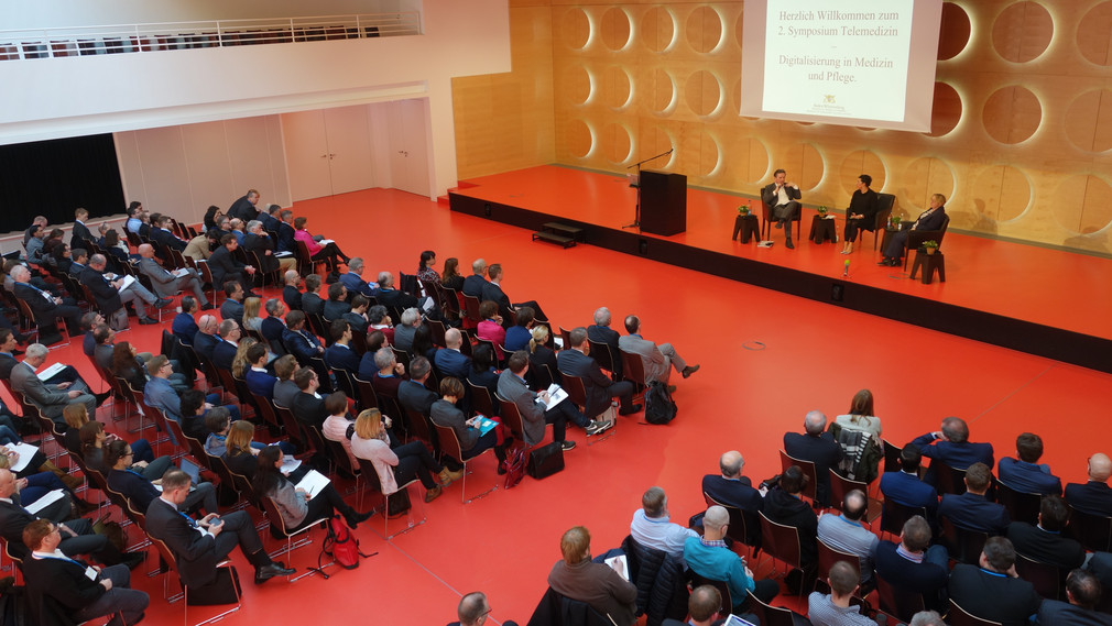 Blick aus Vogelperspektive auf Publikum des zweiten Symposiums „Telemedizin - Digitalisierung in Medizin und Pflege“ am 5. März 2018 im Hospitalhof Stuttgart