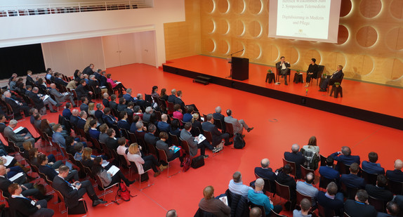 Blick aus Vogelperspektive auf Publikum des zweiten Symposiums „Telemedizin - Digitalisierung in Medizin und Pflege“ am 5. März 2018 im Hospitalhof Stuttgart