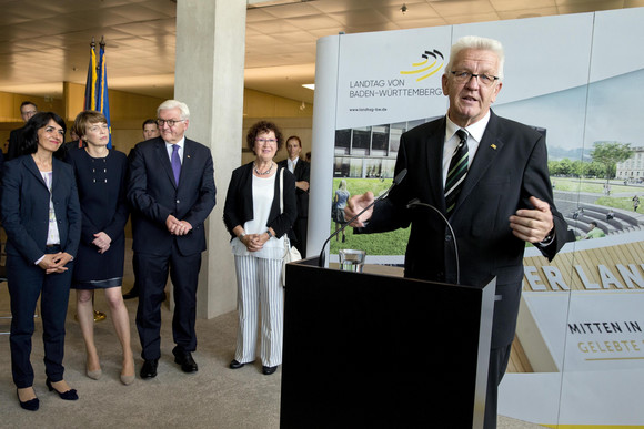 ANTRITTSBESUCH Bundespräsident Steinmeier in Baden-Württemberg Stuttgart, Landtag: Ministerpräsident Winfried Kretschmann, Gerlinde Kretschmann, Bundespräsident Frank-Walter Steinmeier, Elke Büdenbender und Landtagspräsidentin Muhterem Aras (v.r.n.l.)