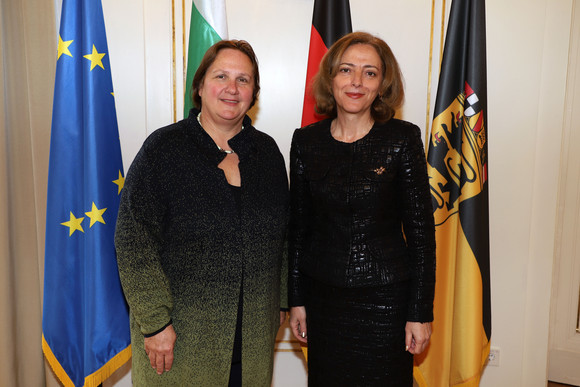 Besuch Schopper empfängt bulgarische Botschafterin Staatsministerin Theresa Schopper (l.) und die bulgarische Botschafterin Elena Shekerletova (r.) (Bild: Staatsministerium Baden-Württemberg)